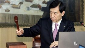 南韓中央銀行16日宣布降息，為今年以來第2度調降政策利率，追平之前歷史低點。圖為韓銀總裁李柱烈。（韓聯社提供）