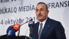 土耳其外交部長卡夫索格魯指出，將「和平之泉行動」說成「土耳其人對付庫德人」，這不僅惡毒而且虛妄。（圖取自facebook.com/mevlutcavusoglu07）