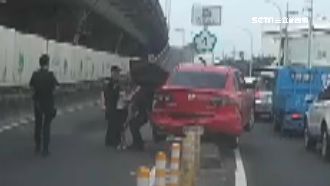 女車慘卡分隔島　暖警「公主抱」救援