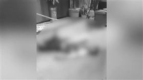 男遭「持刀狂捅」倒血泊！路人1舉動…網怒：在場都是兇手（圖／翻攝自微博）