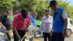 新北鄰長加強服務基層新北市政府民政局16日在市政會議中，提出「行動鄰長」專案報告，盼提升市民服務品質。圖為鄰長主動協助清理環境。（新北市府民政局提供）中央社記者黃旭昇新北傳真  108年10月16日