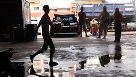 洛興雅難民偷渡馬來西亞 隱身都市邊緣人偷渡到馬來西亞的洛興雅難民，即便少數幸運拿到聯合國難民署核發的難民證，仍不能合法求職，大多數只能在市場內當搬運工，隱身為都市邊緣人。中央社記者黃自強吉隆坡攝  108年10月16日