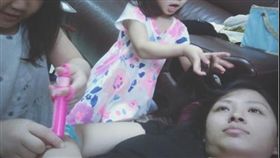 都不放過我！躺平被打針+洗頭…三寶媽「手抱一個」眼神死（圖／翻攝自爆怨公社）