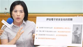 專家：電子菸種類複雜無法全面評估新興科技媒體中心16日舉行記者會，陽明大學藥理學科暨研究所助理教授王湘翠（圖）表示，評估電子菸安全性仍有困難，因目前市面上電子菸種類太複雜，無法全面評估安全性，且目前電子菸都是短期研究，缺乏長期實驗。中央社記者王騰毅攝  108年10月16日