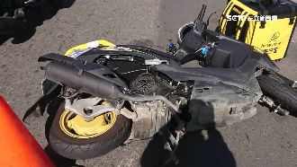 邊騎邊等接單！外送員撞車驚：不做了