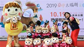 台中太陽餅文化節　餅寶貝背包限量送2019太陽餅文化節將於19日登場，台中市政府16日舉辦宣傳活動，台中市副市長楊瓊瓔（右）與小朋友公布今年消費滿額限量禮「餅寶貝」背包。中央社記者郝雪卿攝　108年10月16日