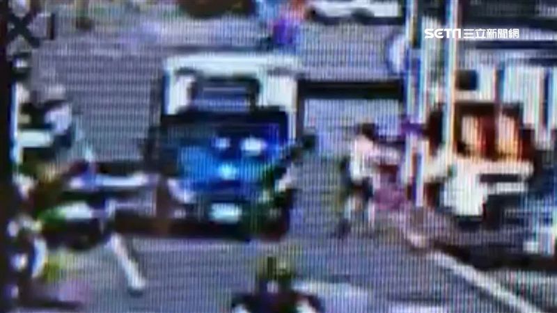 頭文字D？貨車車門突開…豆腐掉滿地