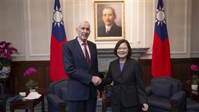 總統蔡英文16日上午在總統府接見美國在台協會主席莫健。（圖／總統府提供）