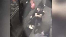 兩富二代撿屍！之後還開心擁抱（圖／翻攝自每日郵報）