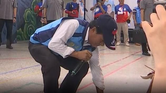 幫韓輔選太激動！他假牙從口中飛出…