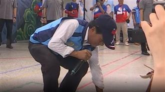 幫韓輔選太激動！他假牙從口中飛出…