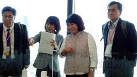 黃敏惠率市府團隊訪日　考察梅北開發計畫嘉義市長黃敏惠（右2）16日率市府團隊考察日本大阪的梅北開發計畫，深入了解大阪車站的規劃。（嘉義市政府提供）中央社記者黃國芳傳真　108年10月16日
