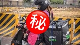 ▲女外送員側身照曝光！「揹嬰」停等模樣有洋蔥…千人鼻酸了（圖／翻攝網路）