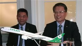 長榮：正評估引進下一代窄體機長榮航空第4架787-10飛機7日在美國波音南卡羅來納工廠交機，長榮總經理孫嘉明（右）在發言人陳耀銘（左）陪同下舉行記者會，他說，長榮正評估引進下一代窄體機，預定109年下半年會定案。中央社記者汪淑芬攝　108年10月8日