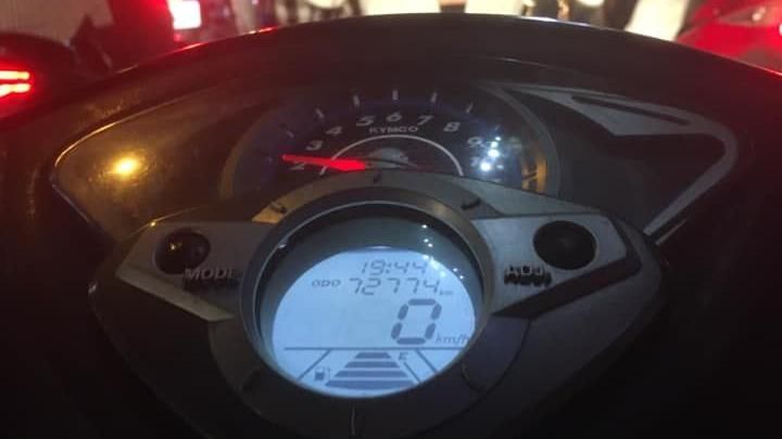 騎車等紅燈　前方女乘客背影肉色一片