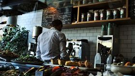 服務生,餐廳,背影,廚師,料理（示意圖／翻攝自Pixabay）