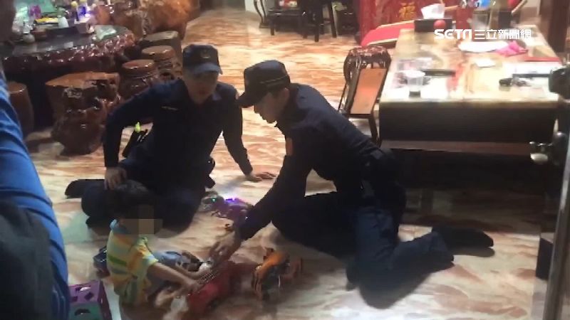 拍一日警察！邰智源樂陪走失兒童玩耍