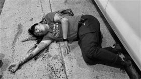 民陣召集人岑子杰10月16日又遭人持鐵鎚攻擊（圖／翻攝自唐生大地震臉書）https://reurl.cc/lLvWy9