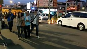 台中市東區自由路、建成路口，一砂石車左轉時輾斃一對祖孫，慘死輪下的是13歲國中女資優生及72歲的阿嬤，阿嬤特別接孫女段考完回家，沒想到遭遇死劫，家屬到場悲痛不已。（圖／翻攝畫面）