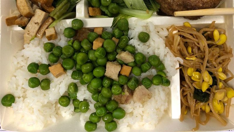 男吃便當…打開見「綠點鋪滿飯」氣炸