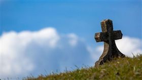 外婆公祭沒撿骨就閃人…回程秒遭現世報　網笑：圓滿結局（圖／翻攝自Pixabay）