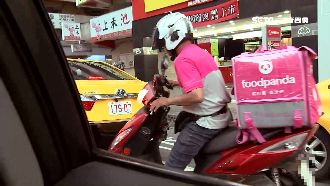 薪水超好賺？外送員鑽車陣只為拚單量