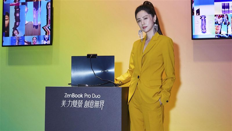 賈靜雯在後面很火！她吻修杰楷太激烈