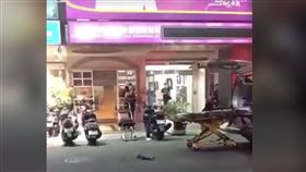 高雄市前鎮分局與保安大隊員警緝捕強盜嫌疑犯高姓男子，警匪對峙半小時後，警方衝入高嫌住處，高嫌卻自陽台往樓下丟下1把長槍。（圖／翻攝網路）