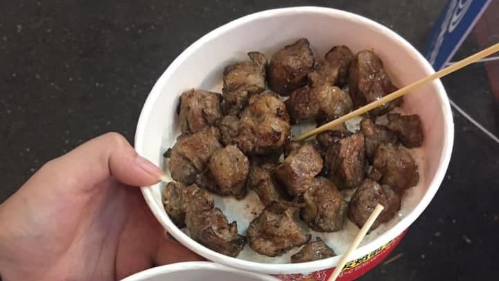 士林夜市又坑錢！2盤骰子牛要價6百