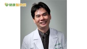 邱偉哲主任表示，每月一針長效針劑不僅是新的治療選擇，更是「預防針」，透過穩定藥物在血中的濃度，預防下一次復發，對患者助益極大。