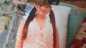 爆廢公社二館，木頭網友因買女神抱枕，被曖昧女罵，怨為啥不能，網友批憑實力單身。（圖／翻攝自爆廢公社二館）