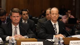 美亞太助卿指北京破壞兩岸現狀 批評中國霸凌台灣美國國務院亞太助卿史達偉（右）16日出席參議院聽證會時表示，美國已多次對中國霸凌台灣行徑表達關切，他也批評這些行為，破壞讓台海兩岸受惠數十年的現狀。中央社記者徐薇婷華盛頓攝  108年10月17日