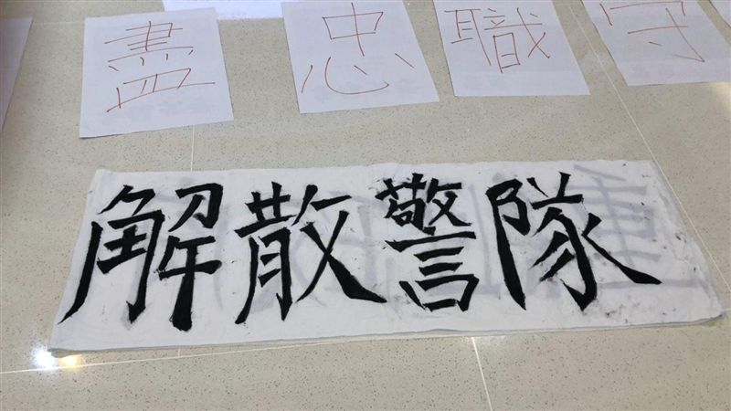 警拘捕新港城五名保安　港民齊聚聲援