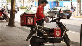 中國外送平台發達   隨處可見外賣小哥中國大陸餐飲外送平台發達，不少人是以兼職的方式參與，雖然大的平台會強制投保，但保障仍嫌不足。官方正研究要讓靈活就業人員也能享有職業傷害保障。圖為上海街頭的外賣員。中央社記者張淑伶上海攝  108年10月17日