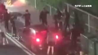 11人持棍圍車　鄰：有人被壓在鐵欄