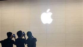 蘋果信義店開幕前一夜，開始出現排隊人潮（圖／記者谷庭攝影）