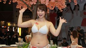 曾經也是藝人「G奶人妻」日本AV女優白石茉莉奈有「媽媽偶像」支稱，仍然深受大批男粉絲喜愛。（記者邱榮吉/攝影）