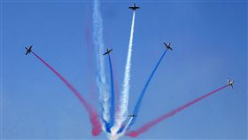 空軍雷虎小組操演各種高難度空中特技。（圖／記者邱榮吉攝影）