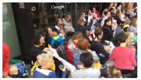 英國,警方禁止,氣候變遷示威,抗議嘴臉,媽媽們,上街怒吼(圖/截圖自推特)