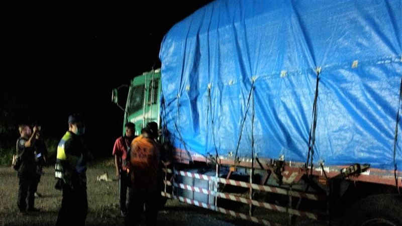 釋迦授粉期運送生雞糞　貨車遭受罰！