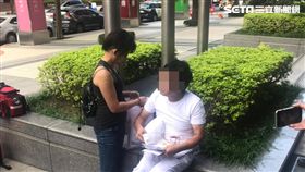 台北市林姓男子前往電信門市抗議，持刀揮舞時還不慎劃傷自己（翻攝畫面）