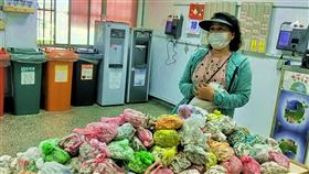 新北市,鼓勵民眾,撿菸蒂,清除,保護環境(圖/新北市府環保局提供)中央社