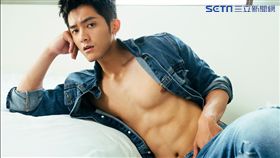 林冠宇推出首本綜合書，收錄自己從瘦弱紙片人變身「胸狠巨肌」心得。（圖／尖端出版提供）