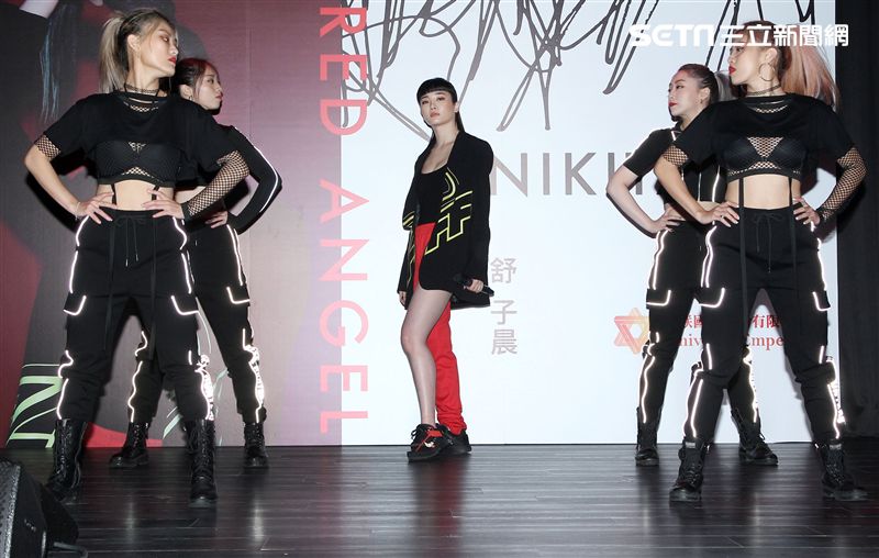 舒子晨推出個人首張EP，大跳高難度舞步。（記者邱榮吉/攝影）