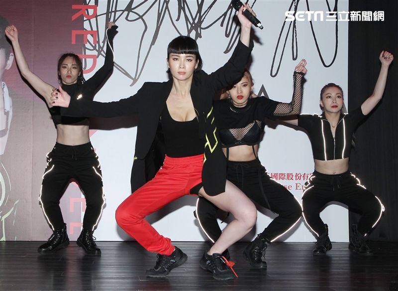 舒子晨推出個人首張EP，大跳高難度舞步。（記者邱榮吉/攝影）