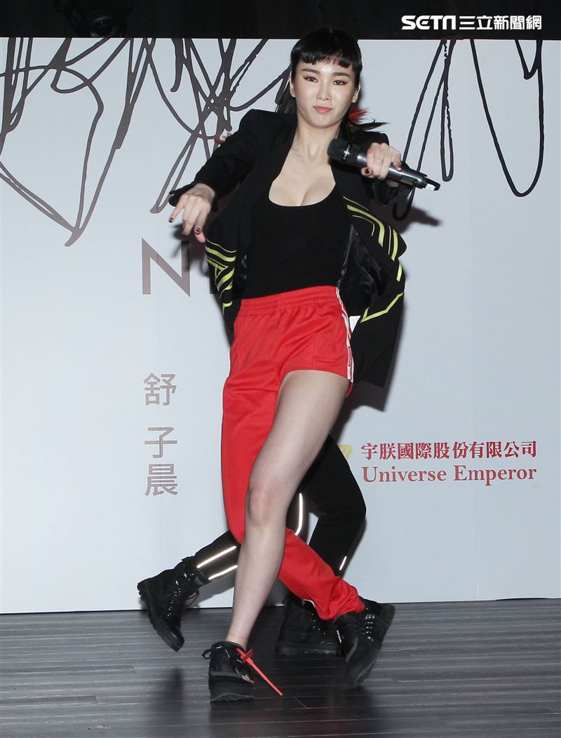 舒子晨推出個人首張EP，大跳高難度舞步。（記者邱榮吉/攝影）