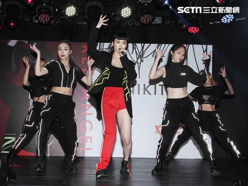 舒子晨推出個人首張EP，大跳高難度舞步。（記者邱榮吉/攝影）