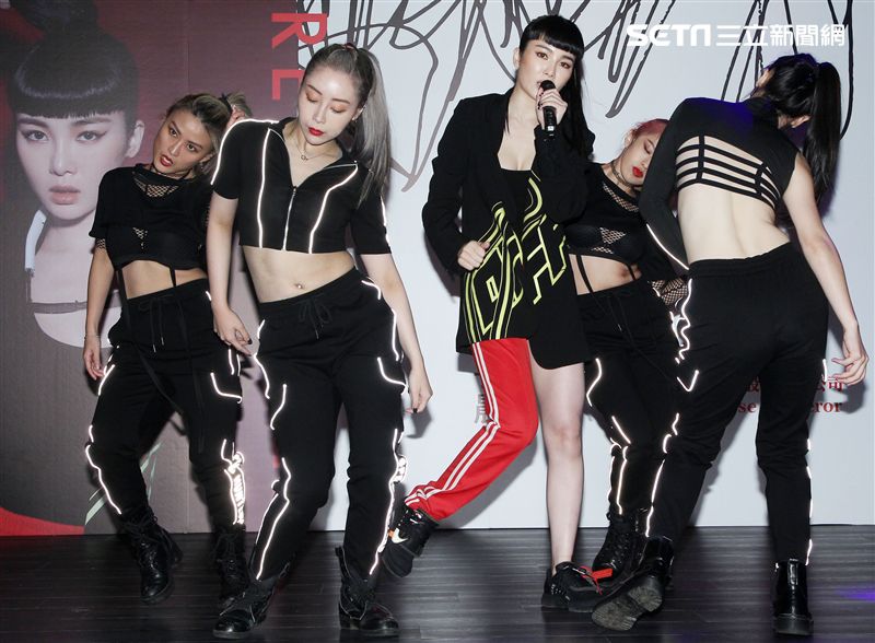 舒子晨推出個人首張EP，大跳高難度舞步。（記者邱榮吉/攝影）