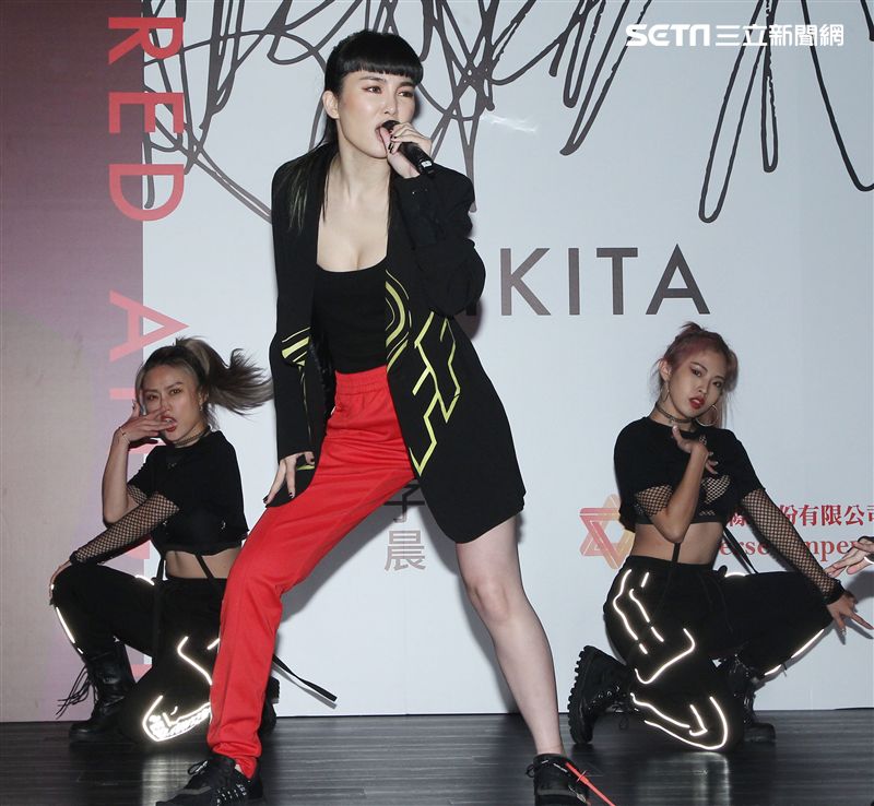 舒子晨推出個人首張EP，大跳高難度舞步。（記者邱榮吉/攝影）