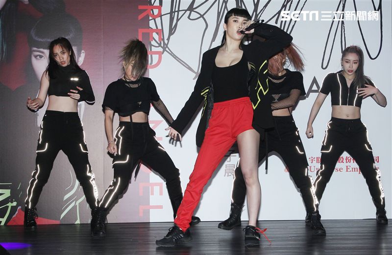 舒子晨推出個人首張EP，大跳高難度舞步。（記者邱榮吉/攝影）